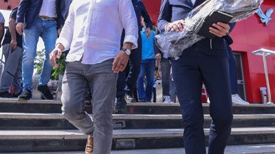 ياس سوروب يصل مقر النادي الأهلي بالجزيرة