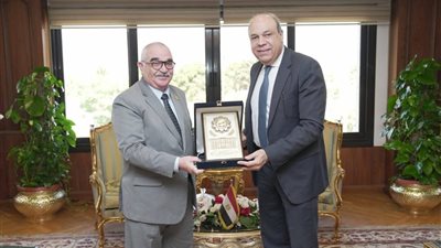 تقديم خدمات الحج والعمرة وتأمين حجوزات التذاكر للمستشارين