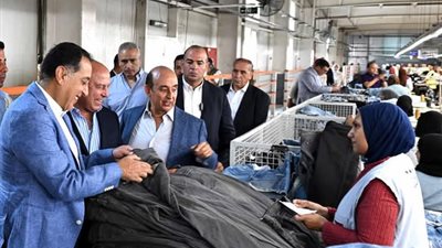 رئيس الوزراء يتفقد مصنع 