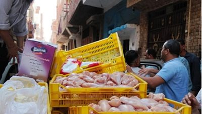 حملات تموينية تضبط فراخ فاسدة وعصائر مجهولة المصدر بأبوقرقاص