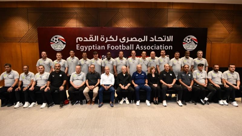 أبو ريدة يهدي مدربي