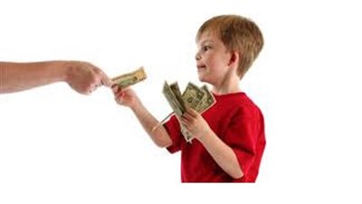 متى تُجزئ الزكاة عن نفقة الأقارب؟