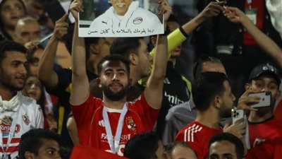 شاهد.. الجماهير المصرية تدعم حسن شحاتة بعد تعرضه لوعكة صحية