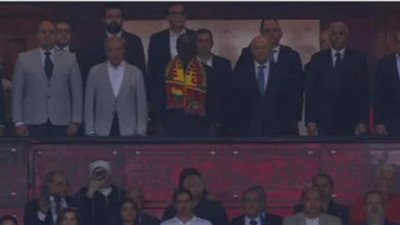 علام ومجلس اتحاد الكرة السابق يدعمون المنتخب من المدرجات