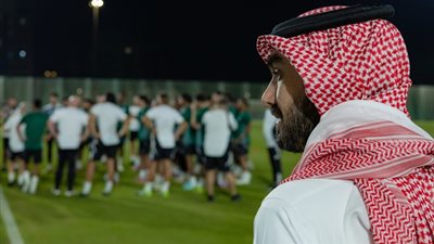 وزير الرياضة السعودي يدعم لاعبي الأخضر قبل مواجهة العراق