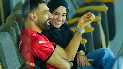 شاهد.. محمد صلاح وزوجته يتابعان مباراة المنتخب أمام غينيا بيساو