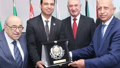 شركة الشحنة الكهربائية برئاسة علي سالم توقع برتوكول تعاون مع الأكاديمية العربية للعلوم والتكنولوجيا بحضور مصطفى الفقي