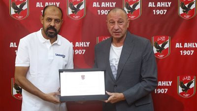 صور.. الخطيب يكرم عماد النحاس تقديرا لجهوده مع الأهلي