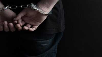 بعد فصل ابنها من المدرسة.. سيده تتعدى على المديرة وأربعة مدرسين