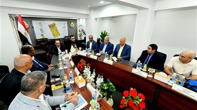 وزير الإسكان ومحافظ أسيوط يبحثان تطوير المدن الجديدة