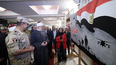 قيادات الأزهر والدفاع الشعبي والعسكري يفتتحون المعرض الفني