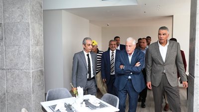 مستشار رئيس الجمهورية ومحافظ أسوان يتفقدان تطوير فندق عروس النيل