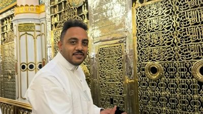 بالدعاء والتضرع.. أوس أوس يشارك متابعيه أحدث ظهور من مسجد النبى