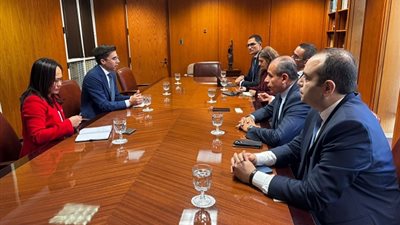 إشادة جديدة من 