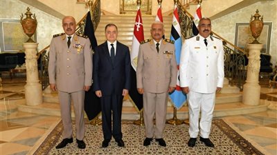 وزير الدفاع يستقبل اللواء محمود توفيق ووفدا من قيادات الشرطة