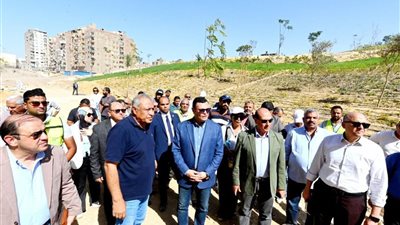 وزير الإسكان يتابع العمل بمشروع حدائق تلال الفسطاط بمصر القديمة