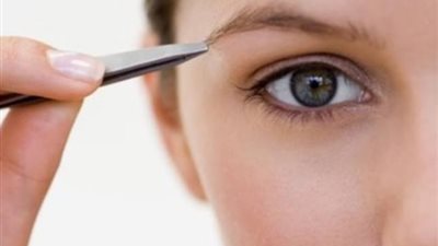 هل يجوز تهذيب الحواجب للمرأة إذا سبّب شكلها حرجًا نفسيًا؟.. أمين الفتوى يجيب