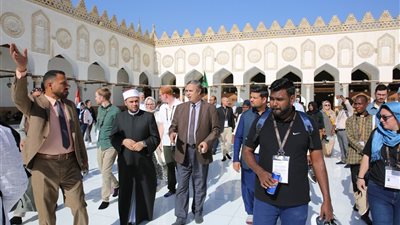 المشرف على الأروقة و وفد شباب مجلس الكنائس في جولة بالجامع الأزهر
