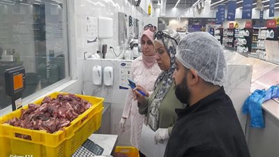 حملة تفتيشية بالشروق تضبط لحوماً وأسماكاً فاسدة داخل ماركت شهير