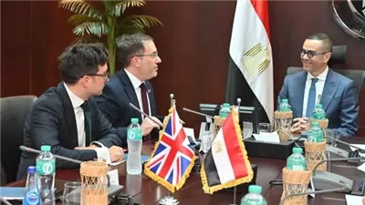 وزير الاستثمار يبحث مع السفير البريطاني تعزيز الشراكة الاقتصادية