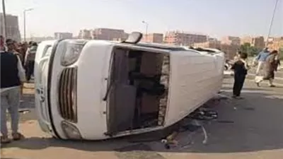 إصابة 6 إثر انقلاب سيارة ميكروباص بمحور الضبعة الصحراوى