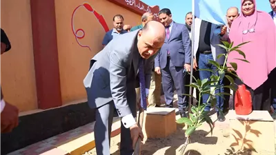 محافظ كفرالشيخ يزرع الأشجار بمدرسة الشهاينة للتعليم الأساسي