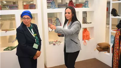 وزيرة التضامن تتفقد جناح معرض 