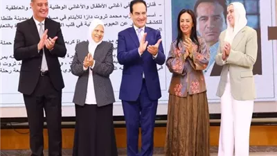 وزيرة التضامن تكرم الفنان محمد ثروت في احتفالية 