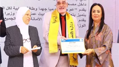 33 عامًا من التفاني والابتسامة.. عم جاد أيقونة العطاء في وزارة التضامن