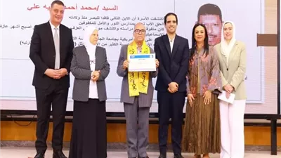 محمود لبيب..أب قدوة من السويس وهب حياته لطفل من ذوي الإعاقة
