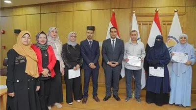 نائب محافظ قنا يكرّم الحاصلين على دورة إعداد المدربين