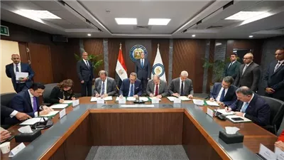 وزير البترول يشهد توقيع عقد تمويل الإيثانول الحيوي مع تحالف مصرفي
