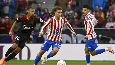 أتلتيكو مدريد يتخطي إشبيلية بثلاثية ويتقاسم مركزه مع برشلونة
