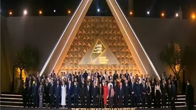 بالفيديو.. الرئيس السيسي والسيدة قرينته فى صورة تذكارية مع قادة العالم فى افتتاح المتحف الكبير