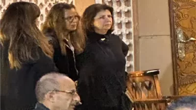 بالصور.. ابنة الراحل عمر الحريرى تستقبل عزاء عمتها