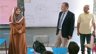 مدير تعليم أسيوط يتفقد 4 مدارس بالغنايم ويكرم معلمة لتميزها