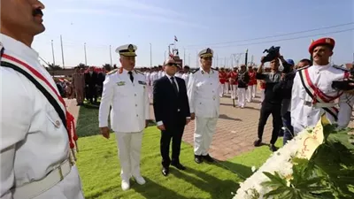 عبدالمعطي يضع أكاليل الزهور لشهداء معركة البرلس البحرية