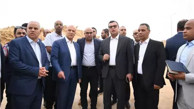 وزير الإسكان يتفقد الطرق ومشروع للإسكان المتوسط بمدينة حدائق أكتوبر