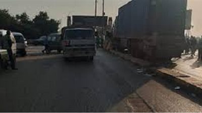 شلل مروري بمدخل بنها بعد تعثر مرور تريلا أعلى كوبري كفر الجزار