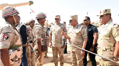 وزير الدفاع يشهد إجراءات تفتيش الحرب لأحد تشكيلات المنطقة المركزية