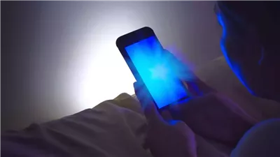 الضوء الأزرق يسرق راحتك.. مخاطر كبيرة لاستخدام الهاتف قبل النوم