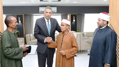 أسوان تكرم الطالب زياد خميس لفوزه بالمركز الأول في مسابقة القرآن