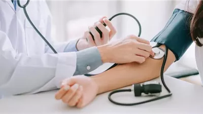 طبيبة: الصداع وارتفاع الضغط قد يشيران إلى أزمة صحية خطيرة