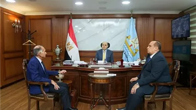 محافظ كفرالشيخ يناقش مشروعات تحسين خدمات مياه الشرب والصرف