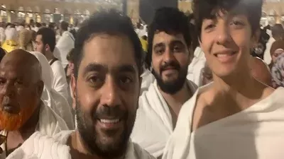 أحمد فلوكس يؤدي مناسك العمرة بصحبة نجله سيف