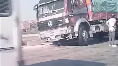 مصرع وإصابة 13 عاملاً أثر تصادم سيارة نقل وأخرى ميكروباص بالصف