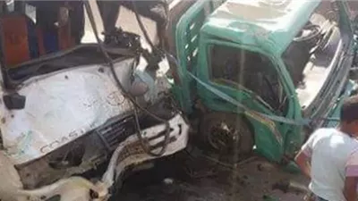 أب وابنه ضمن ضحايا حادث تصادم تريلا وسيارة محملة عمال فى الصف