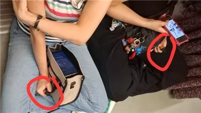 فتاتين تدخنان 