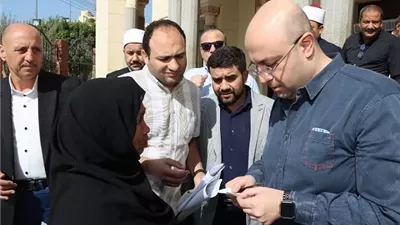 عجوز تطلب نظارة طبية ومحافظ بنى سويف يستجيب