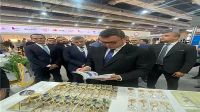 وزير الإسكان يتفقد جناح الوزارة بالمعرض والمؤتمر الدولي للنقل الذ